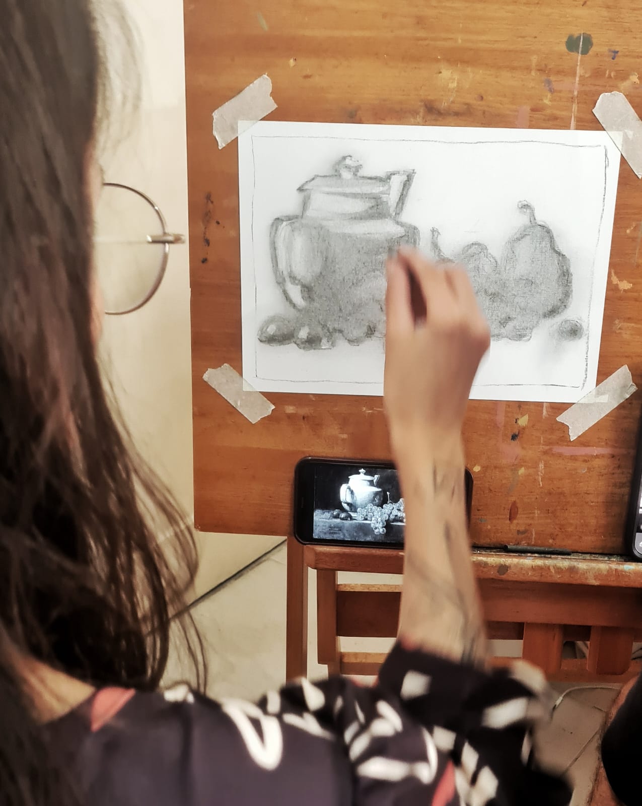 Pintura a óleo de um cavaleiro de casaco vermelho em estilo pós-impressionista, feita por aluno do atelier de Gabriel Paz em Botafogo.