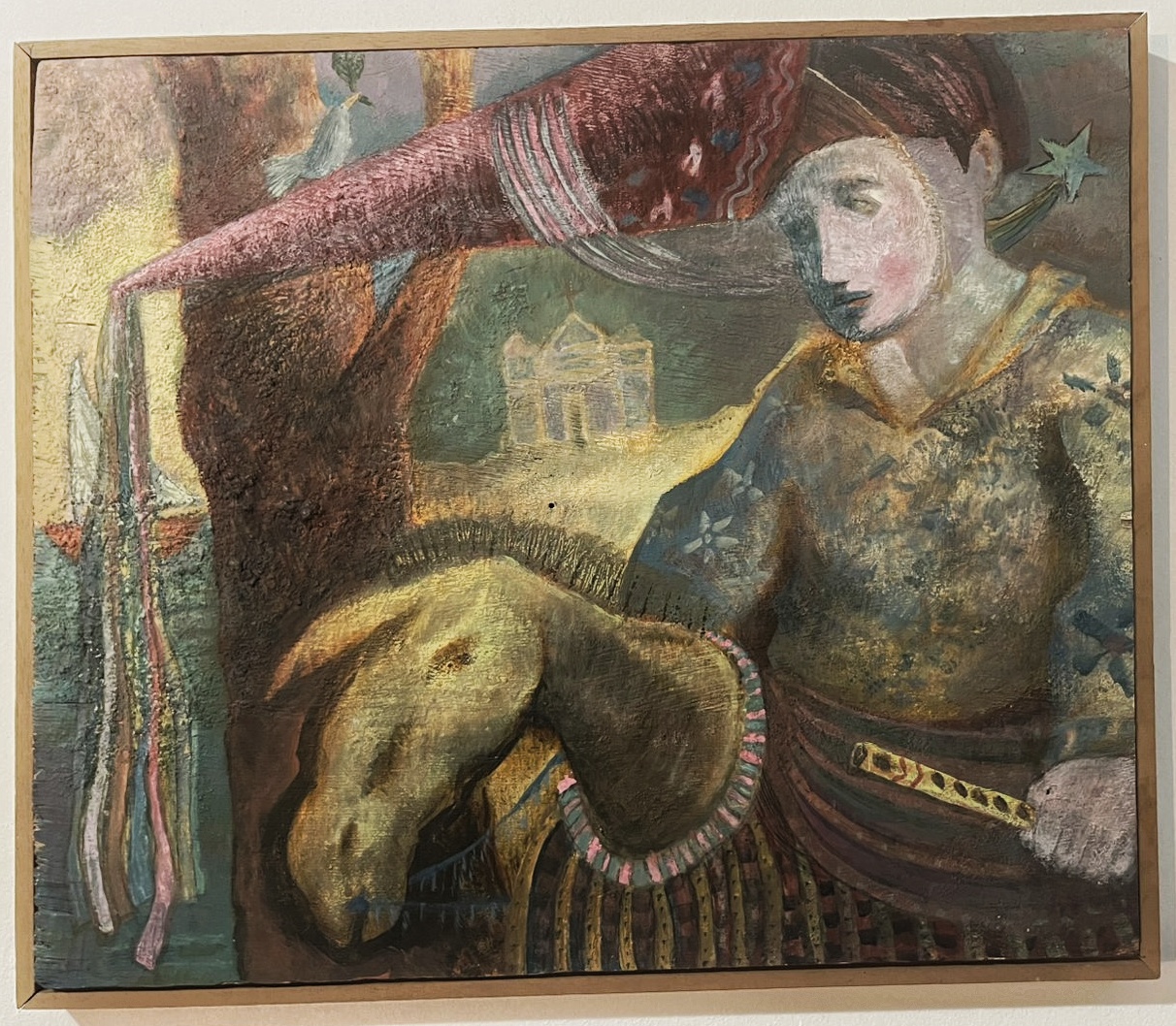 Pintura a óleo figurativa de Gabriel Paz, em tons terrosos: uma figura ao lado de um animal deitado, com fitas e um pequeno templo ao fundo. Obra do artista e professor de pintura e desenho em Botafogo.
