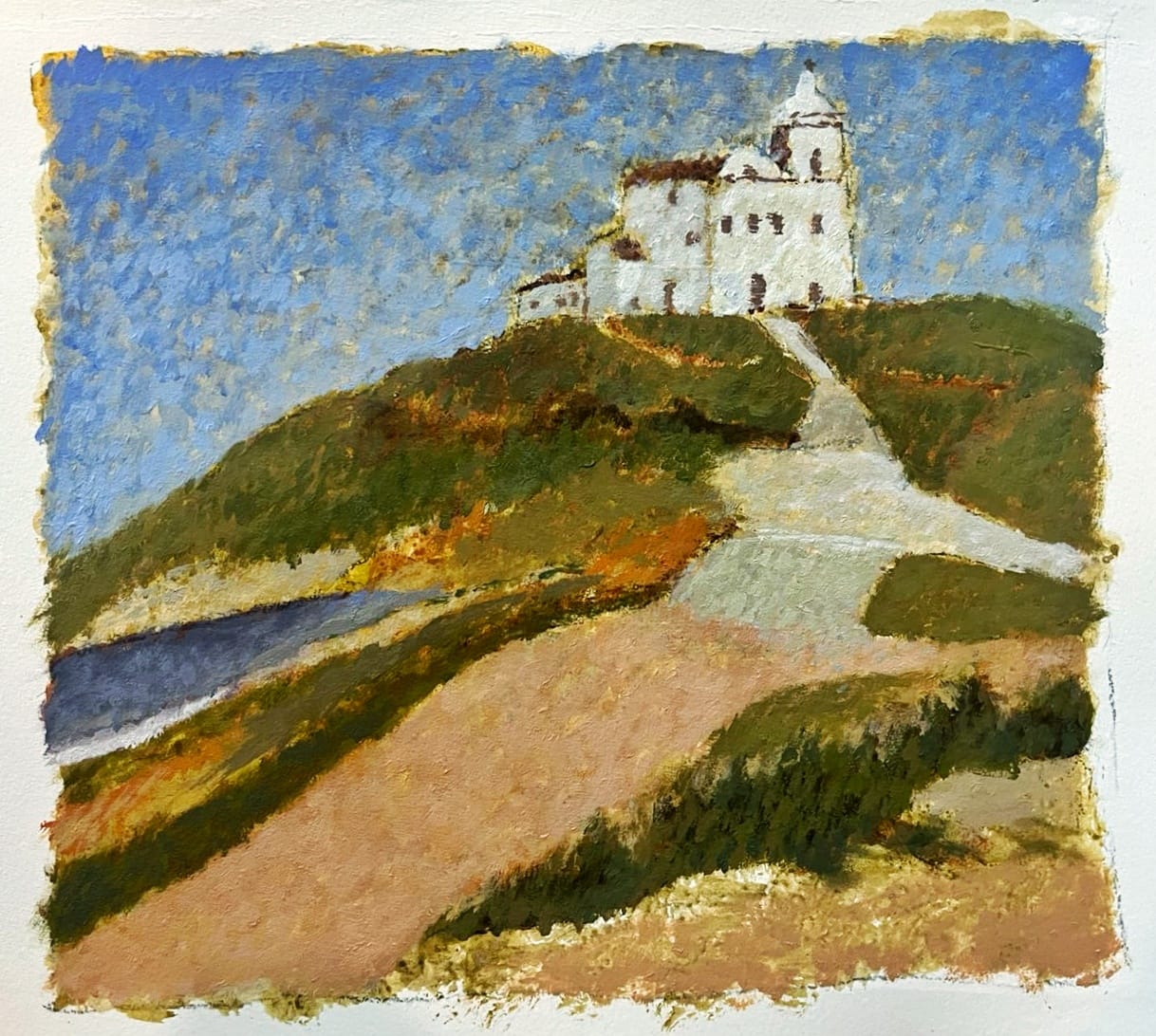 Paisagem a óleo com igreja branca no alto de uma colina e estrada serpenteando, em paleta de azuis, verdes e ocres, trabalho de aluno.