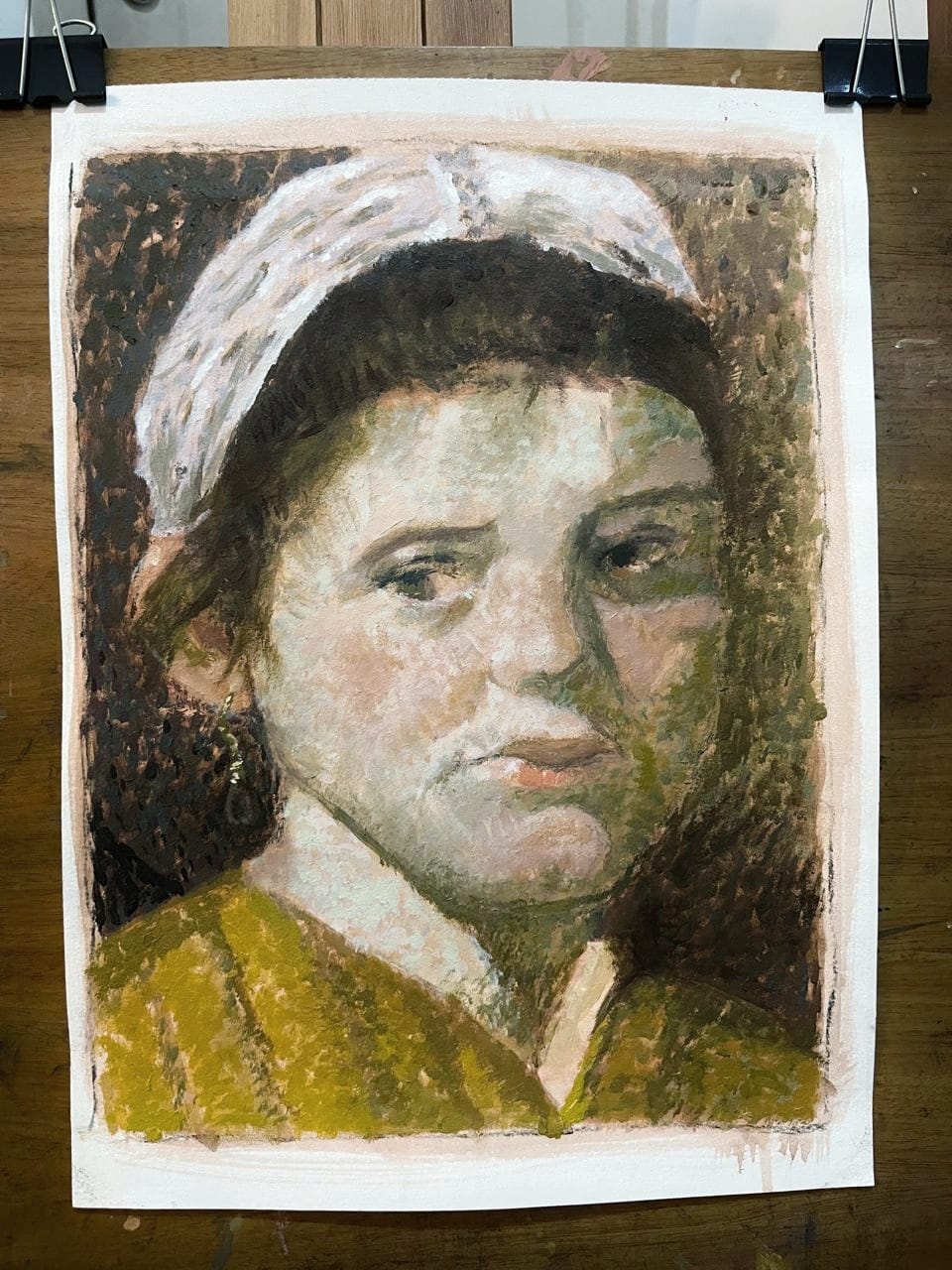 Retrato a óleo de uma mulher com lenço branco na cabeça, em paleta terrosa e verde-oliva, trabalho de aluno do atelier de Gabriel Paz em Botafogo.