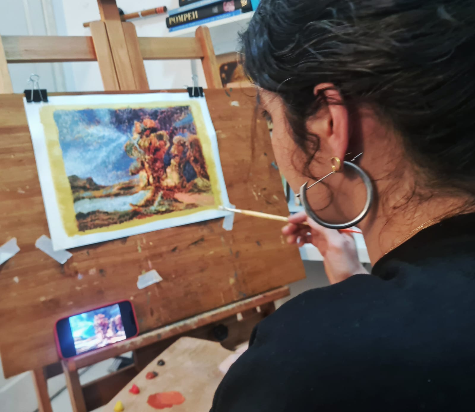 Estudo a óleo de uma natureza-morta de xícara e pires em monocromia azul, trabalho de aluno do atelier.